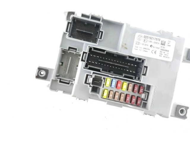 Блок предохранителей 00519217570, 28340956 Opel Combo D