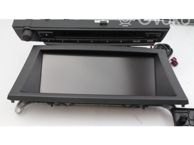 Радио/ проигрыватель CD/DVD / навигация