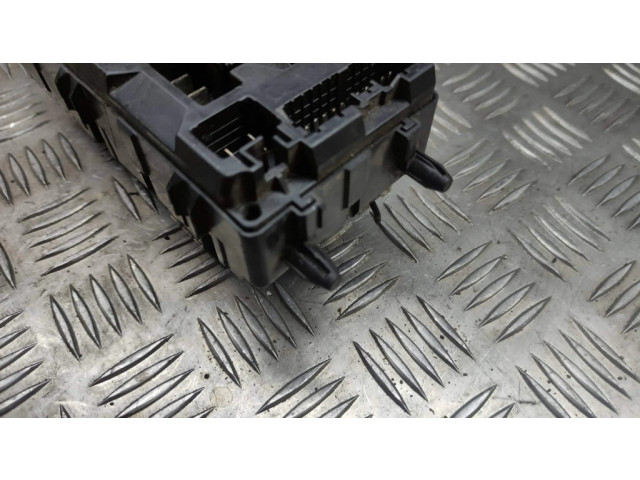 Блок предохранителей MR318828 Mitsubishi Carisma