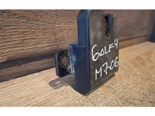 Замок багажника 1J6827505B    Volkswagen Golf IV 1998 - 2005 года