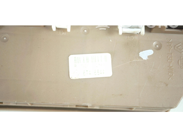 Блок предохранителей  674654A   Renault Clio III    