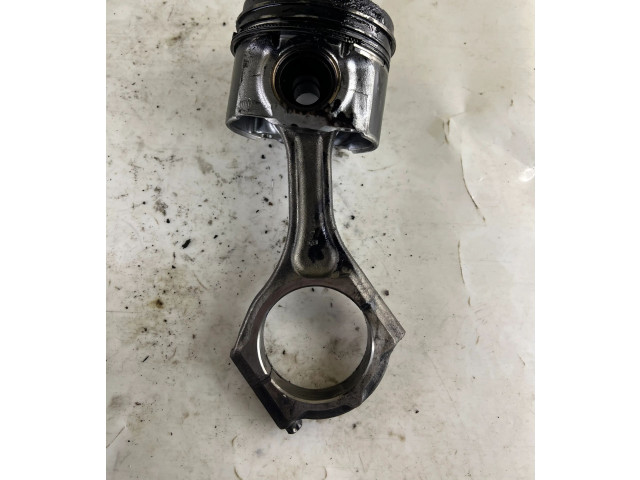 Píst Subaru Outback