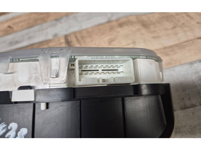 Панель приборов    Mazda Premacy       