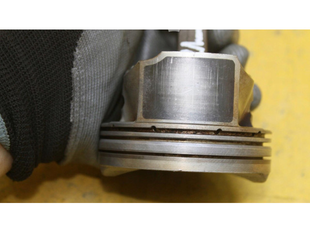 Поршень с шатуном Skoda Octavia Mk2 (1Z)