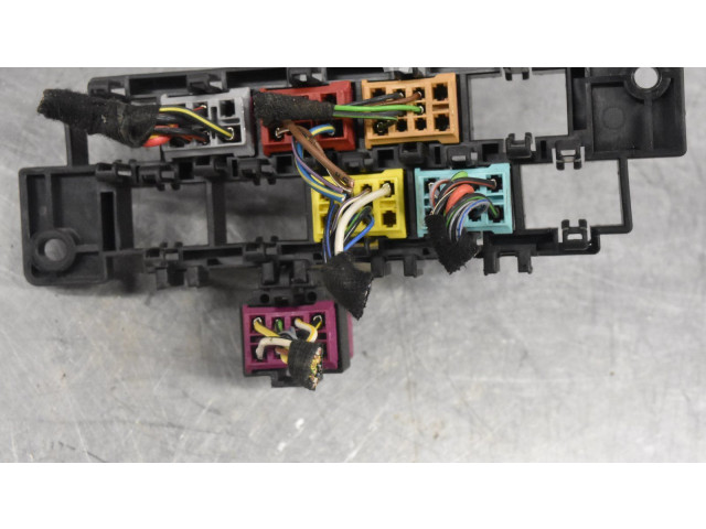 Блок предохранителей Volkswagen Transporter - Caravelle T5