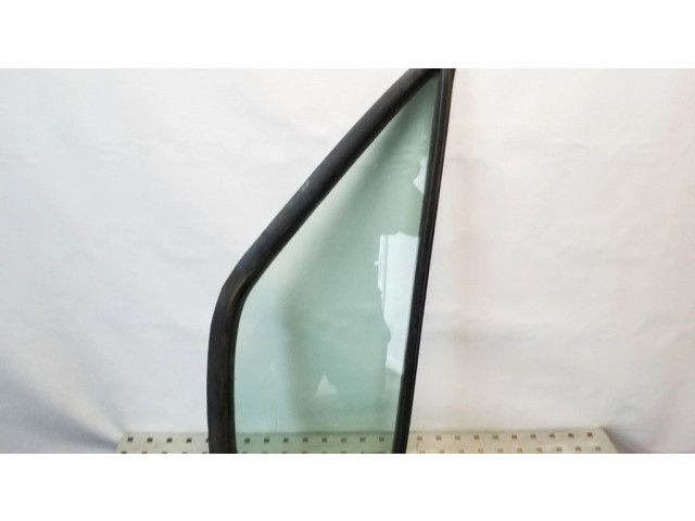 Маленькое стекло "A" передних дверей (четырехдверного автомобиля)