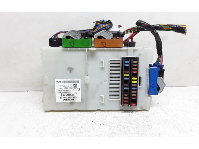 Блок предохранителей 30765624, 30765624AE   Volvo V70    