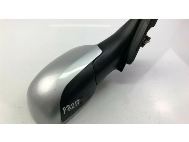 Боковое стекло в середине кузова