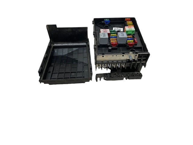 Блок предохранителей  8H051010   Audi A3 S3 A3 Sportback 8P    