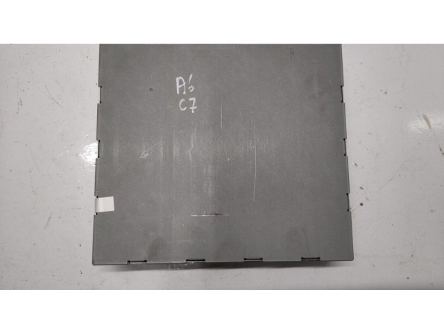 Радио/ проигрыватель CD/DVD / навигация