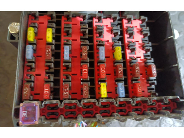 Блок предохранителей 8V5T14A005GJD Ford Fiesta