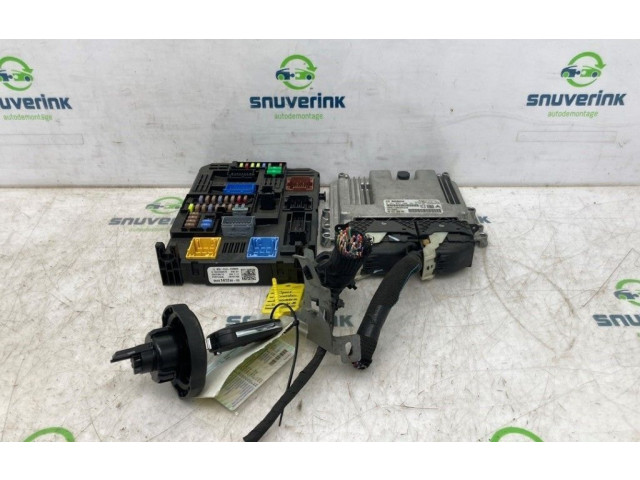 Блок управления двигателя 9664486680, 9840853180   Opel Combo E