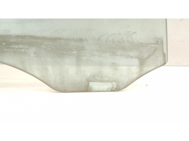 Основное стекло передних дверей (четырехдверного автомобиля)