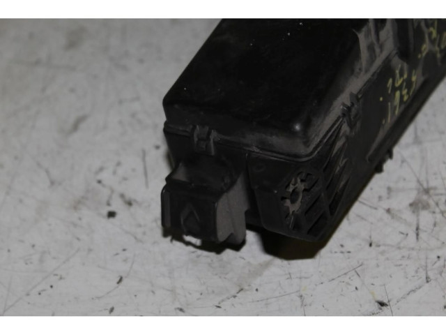 Pojistková skříňka Mazda MPV II LW 1999