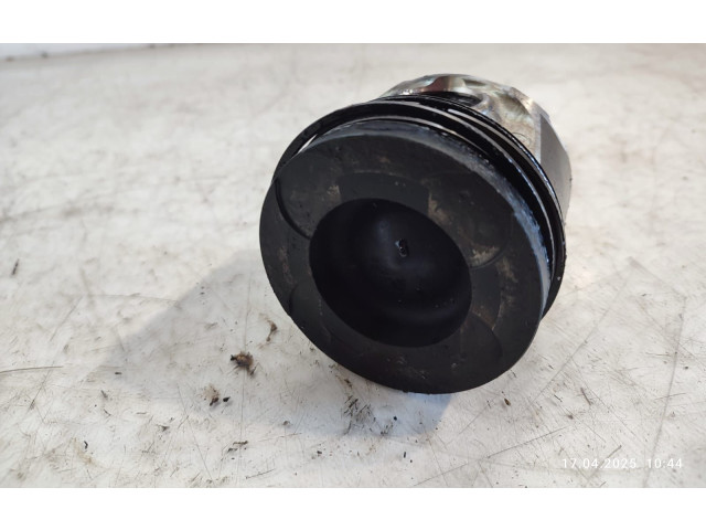  Поршень    Nissan X-Trail T30  