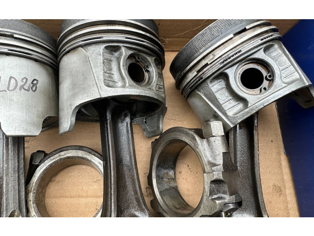 Поршень с шатуном LD28 12010V5762 Nissan Laurel