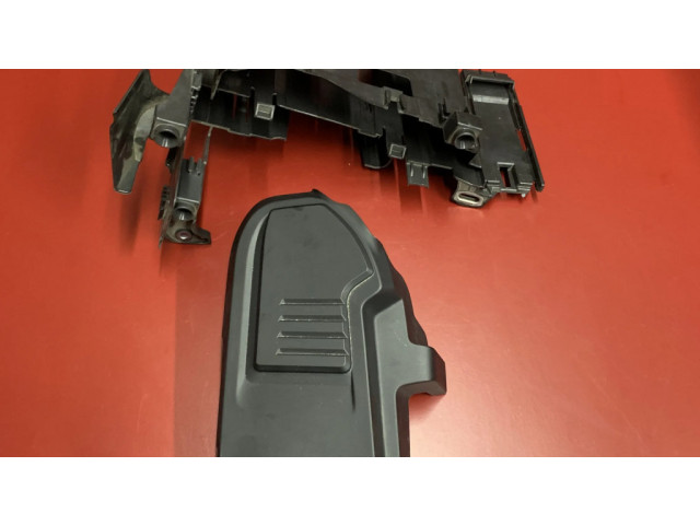 Другая деталь отсека двигателя