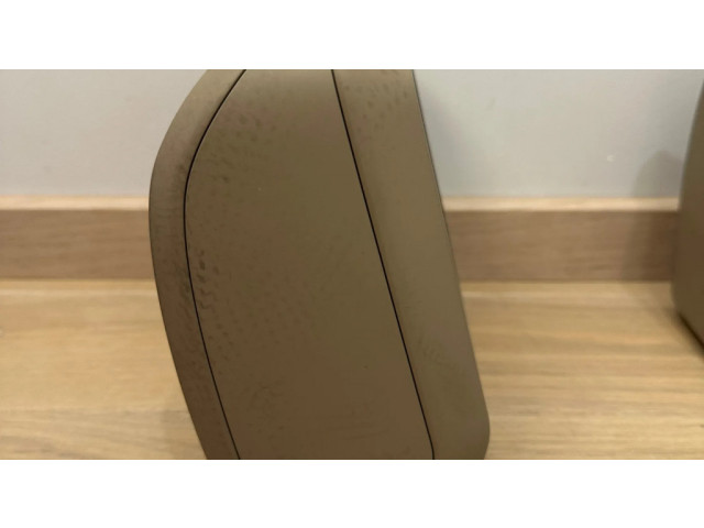 Priekinės sėdynės galvos atrama