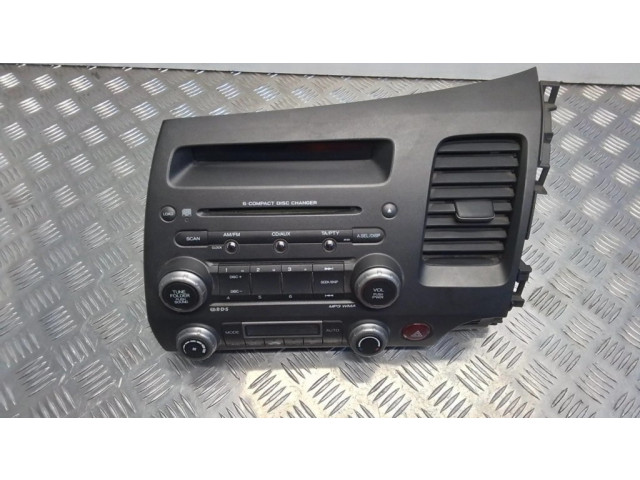 Радио/ проигрыватель CD/DVD / навигация