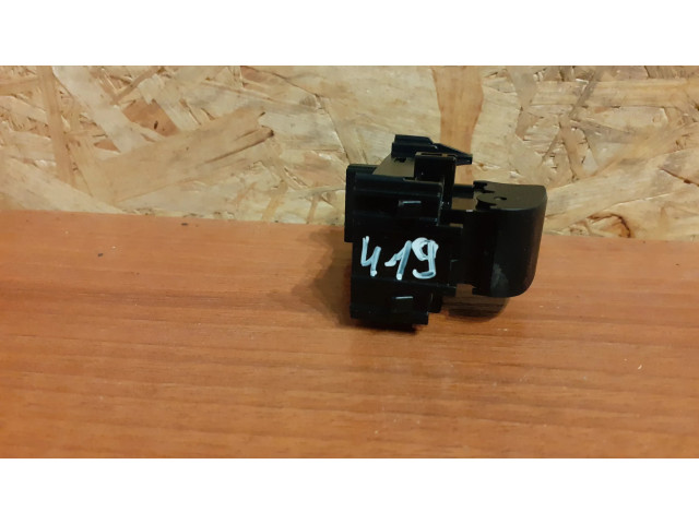 Кнопка крюка в багажнике