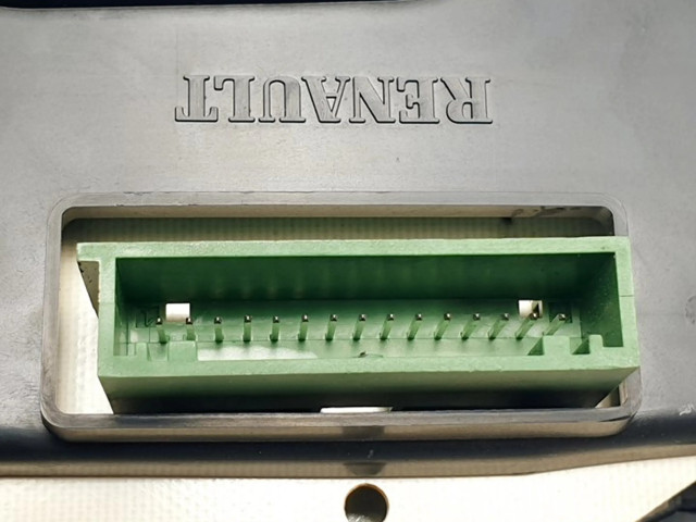 Přístrojová deska  Renault Clio II 2006 P8200451342, 281125891  