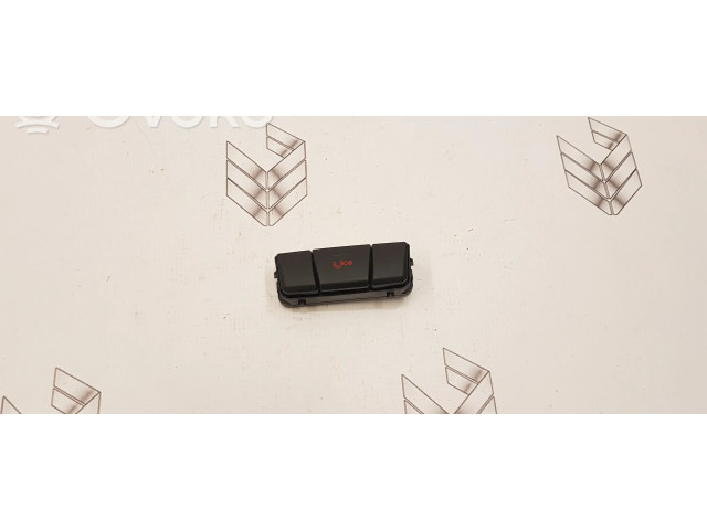 Кнопка крюка в багажнике