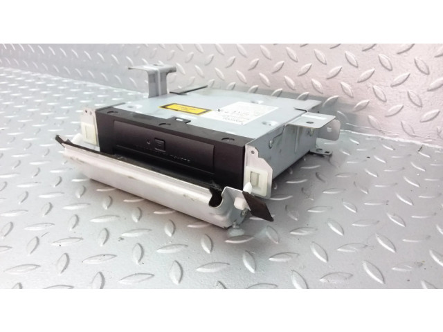 Радио/ проигрыватель CD/DVD / навигация