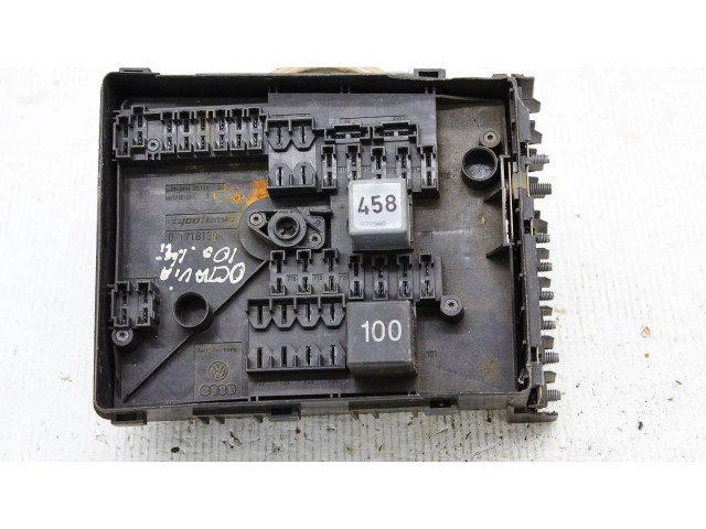 Блок предохранителей 01718130, 017181281E Skoda Octavia Mk2 (1Z)