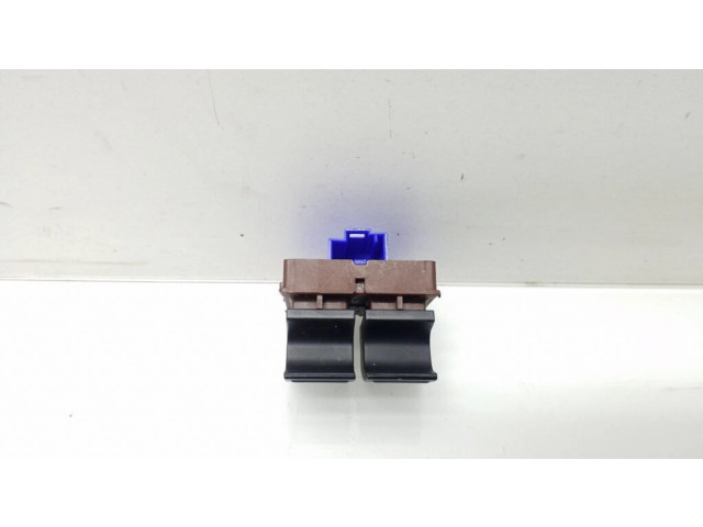 Выключатель открытия задней двери