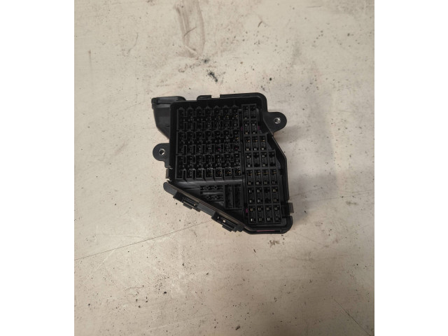 Блок предохранителей 8D1941824 Skoda Octavia Mk1 (1U)