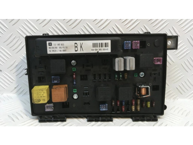 Блок предохранителей 13145033 Vauxhall Astra H