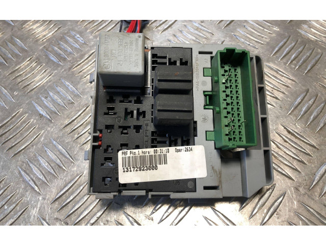 Блок предохранителей 13172923000   Opel Meriva A    