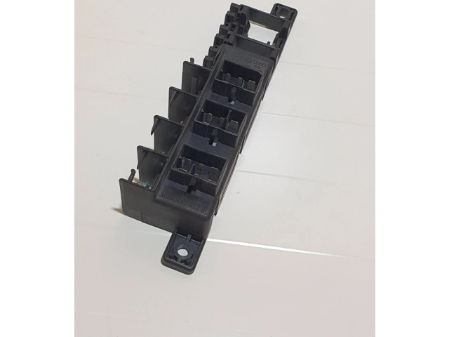 Блок предохранителей  8L0941822A, 890083000   Audi A6 S6 C5 4B    