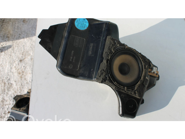 Громкоговоритель (громкоговорители) в заднем подоконнике