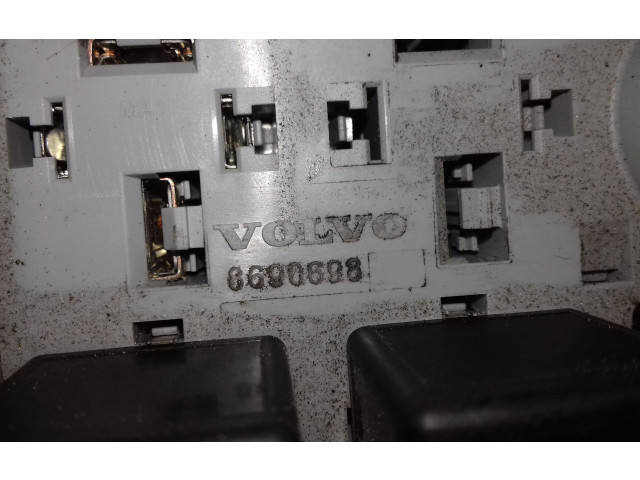 Блок предохранителей 8690698   Volvo V70    
