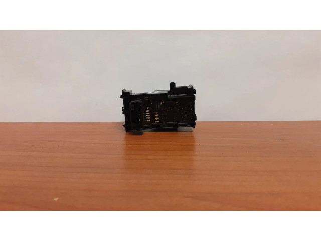 Кнопка крюка в багажнике