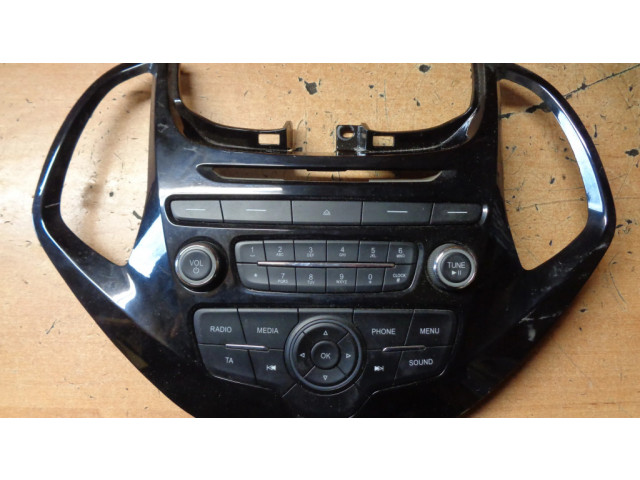 Радио/ проигрыватель CD/DVD / навигация