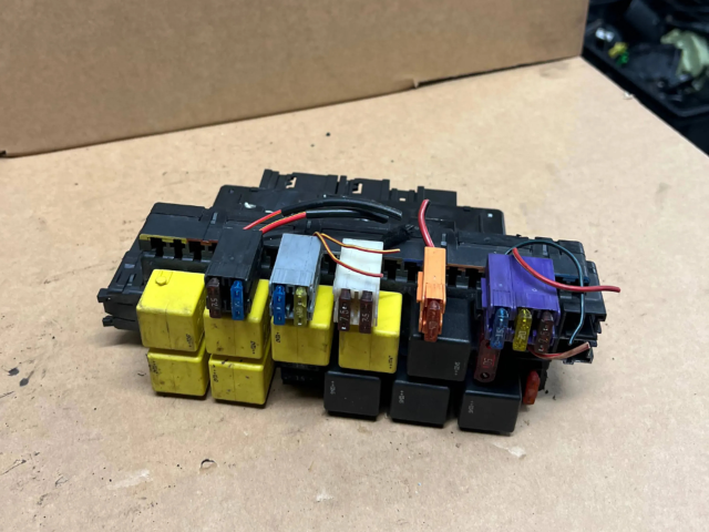 Pojistková skříňka A0325458232, 05045116 Mercede-Benz S W220 2000