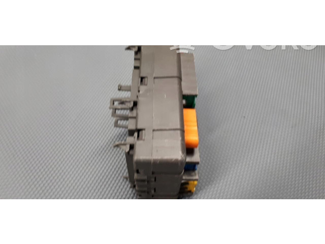 Блок предохранителей Peugeot 306