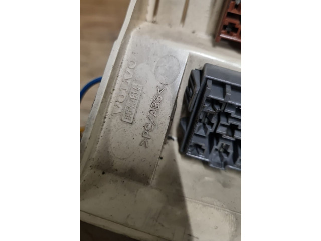 Блок предохранителей  6849814   Volvo S70  V70  V70 XC    