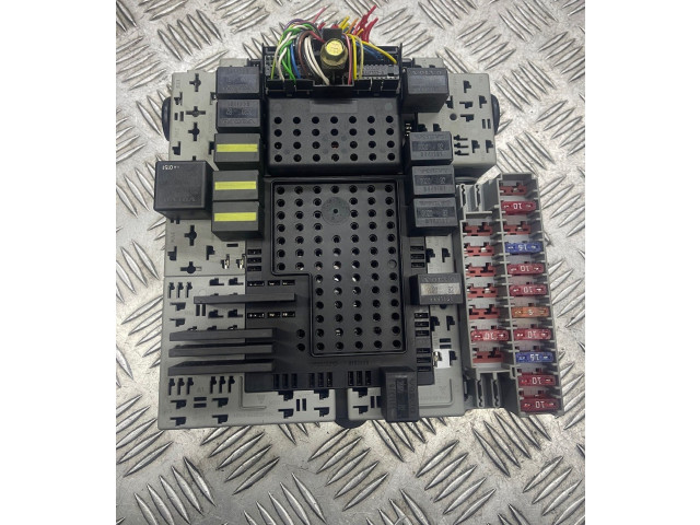 Блок предохранителей  8688153, 02W052   Volvo S80    