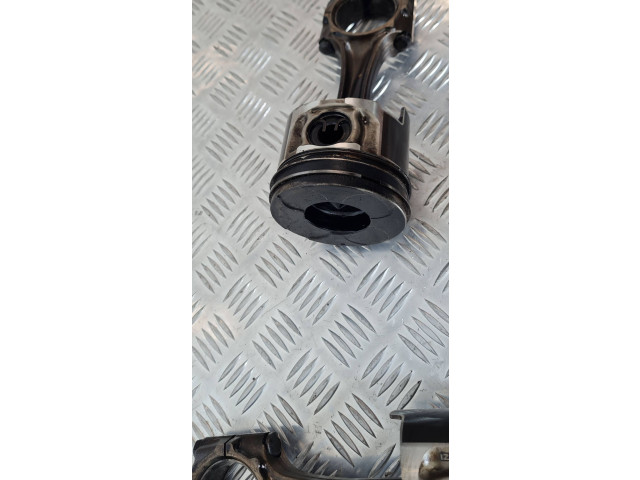 Píst    Mitsubishi Pajero     