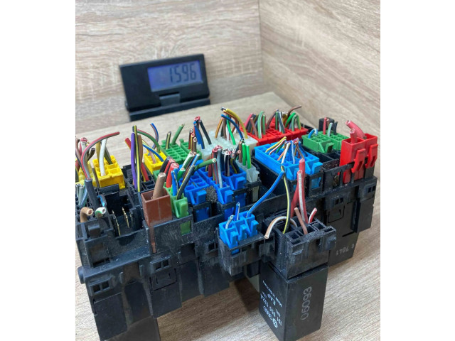 Блок предохранителей 357937039 Volkswagen Transporter - Caravelle T4