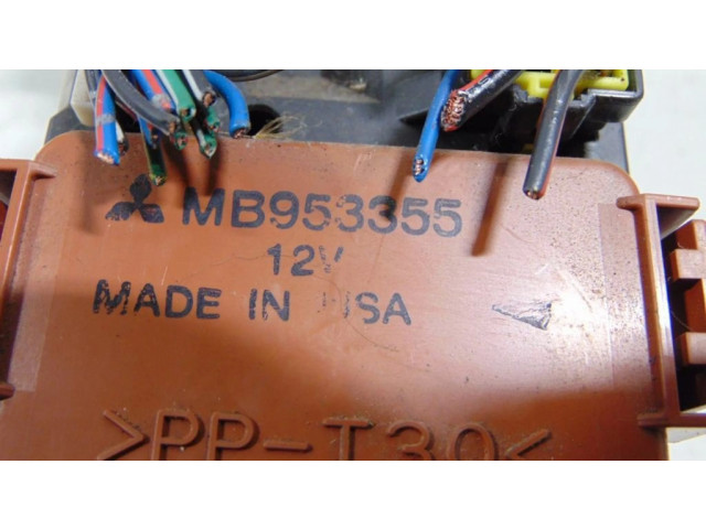Блок предохранителей MB953410, MR193494 Mitsubishi Carisma