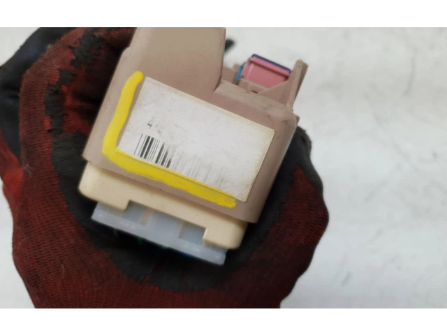 Pojistková skříňka 0E09-0551, 0E09-0551 Mazda 626 2001