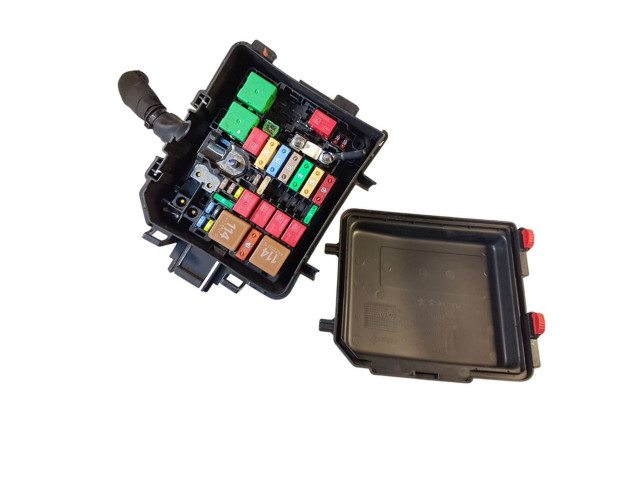 Блок предохранителей 9824510780, 9826717980 Peugeot 2008 II