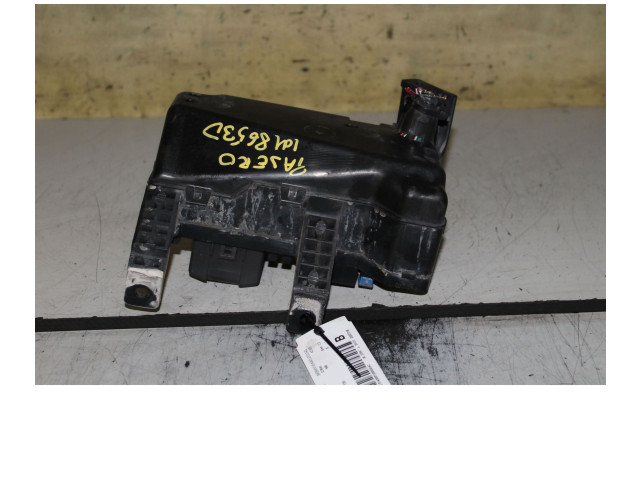 Pojistková skříňka Mitsubishi Pajero 2000