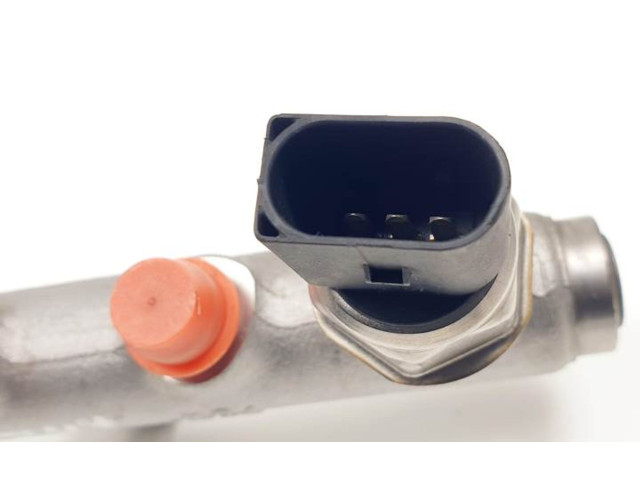 Топливная рампа 04B130093 Skoda Fabia Mk3 (NJ) для двигателя CUS