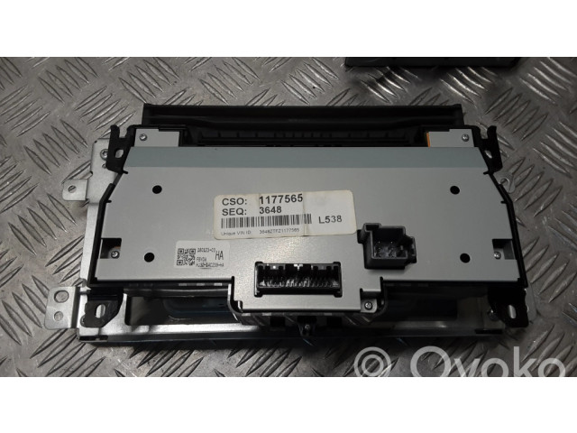 Радио/ проигрыватель CD/DVD / навигация