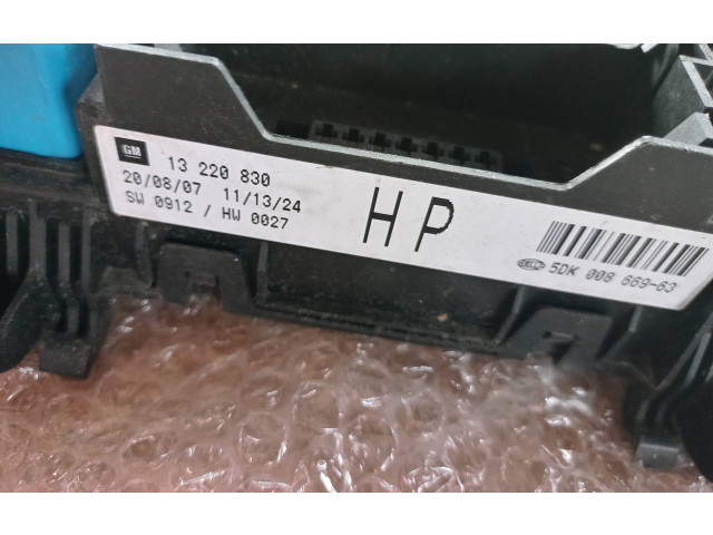 Блок предохранителей 13220830 Opel Astra H